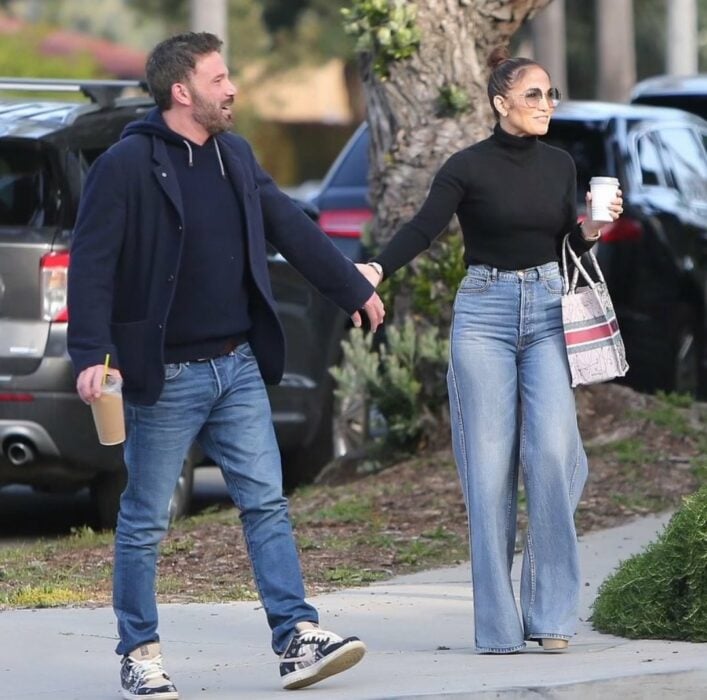 Ben Affleck y Jennifer López caminando de la mano en las calles de Santa Mónica, California 