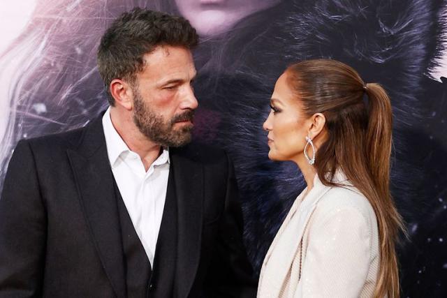 Ben Affleck y Jennifer López se mira directamente a los ojos en la premier de la nueva película de ella Mother 