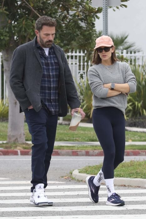 Ben Affleck cruzando una calle en compañía de la actriz Jennifer Garner 