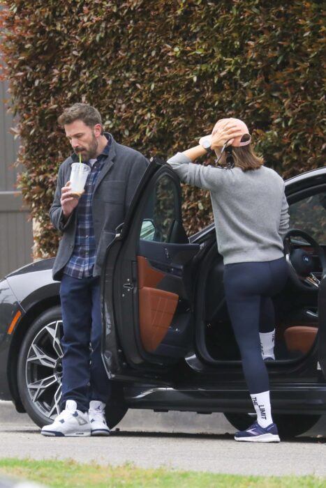 Ben Affleck tomando café helado recargado en un carro mientras platica con Jennifer Garner 