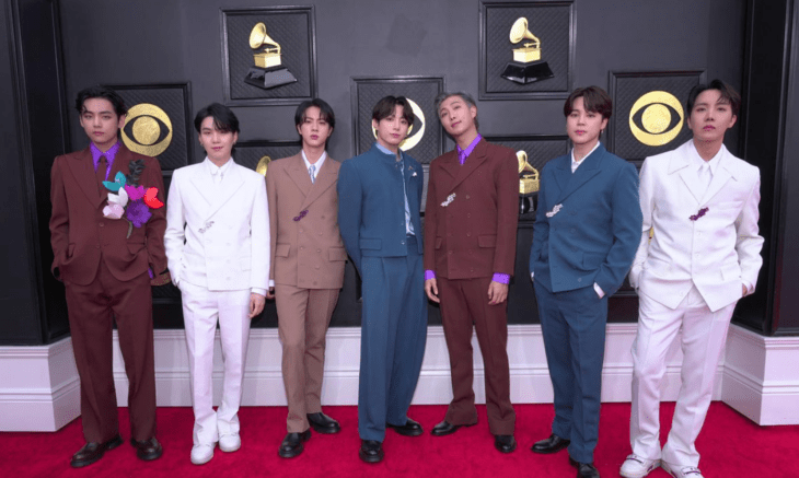 BTS posando en la alfombra roja de un evento de música