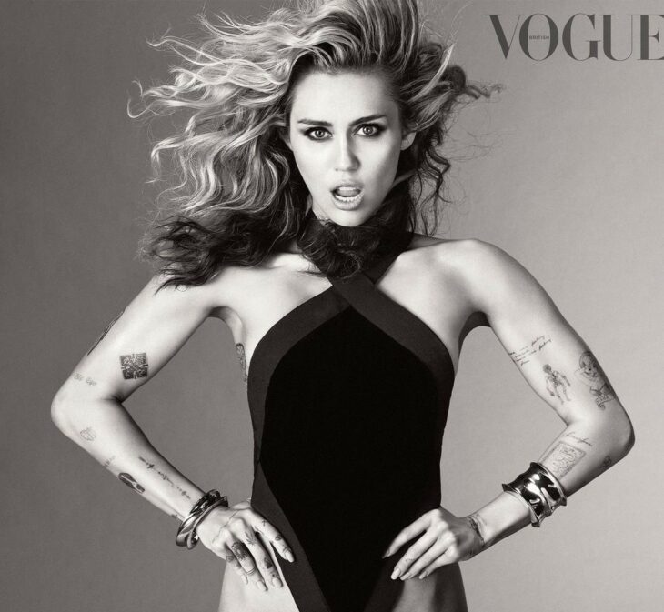 Miley Cirus posando en blanco y negro para revista vogue 