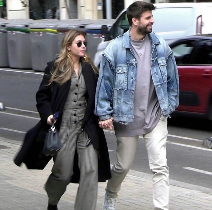 Clara Chía caminando de la mano de Gerard Piqué en las calles de España 