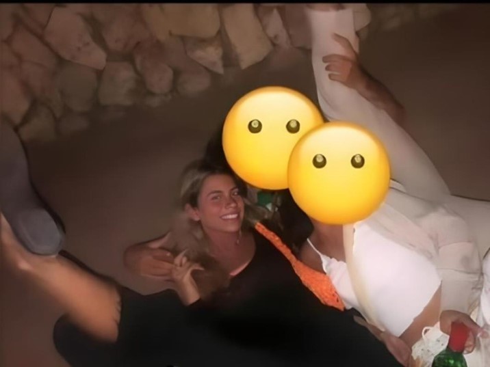 fotografía de Clara Chía de fiesta en España 