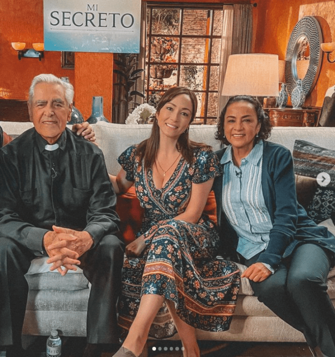 foto tomada en una pausa de las grabaciones de la telenovela Mi Secreto donde aparecen Laura Vignatti Erik del Castillo y Alma Delfina sentados en un sillón