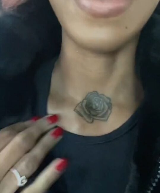 tatuaje de rosa en el cuello que parece repollo 