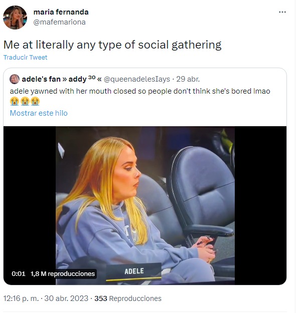 adele bostezando meme de reunión social