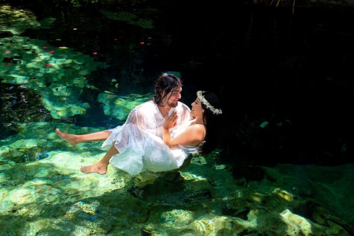 Carlos Ballarta y Karla Ornelas se casan en ceremonia prehispánica en la Riviera Maya