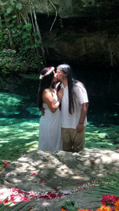 Carlos Ballarta y Karla Ornelas se casan en ceremonia prehispánica en la Riviera Maya