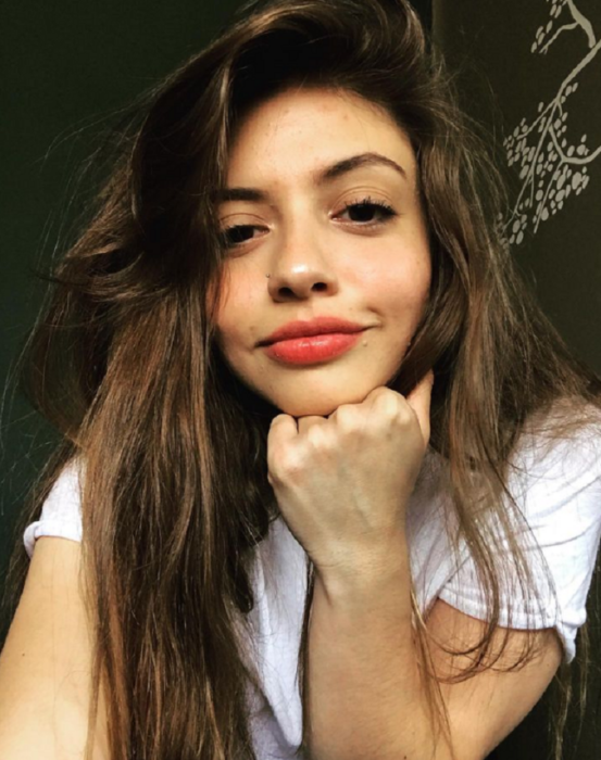 Daniela Parra posa pensativa en una imagen de Instagram tiene la mano sobre la barbilla