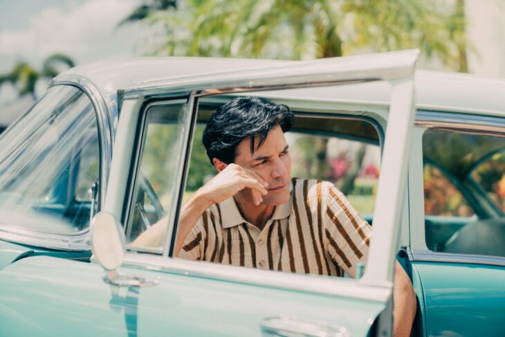 Chayanne posando dentro de un carro para su nueva canción Bailando Bachata 