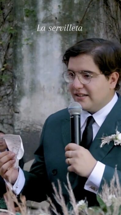 captura de pantalla de un chico leyendo una servilleta el día de su boda 