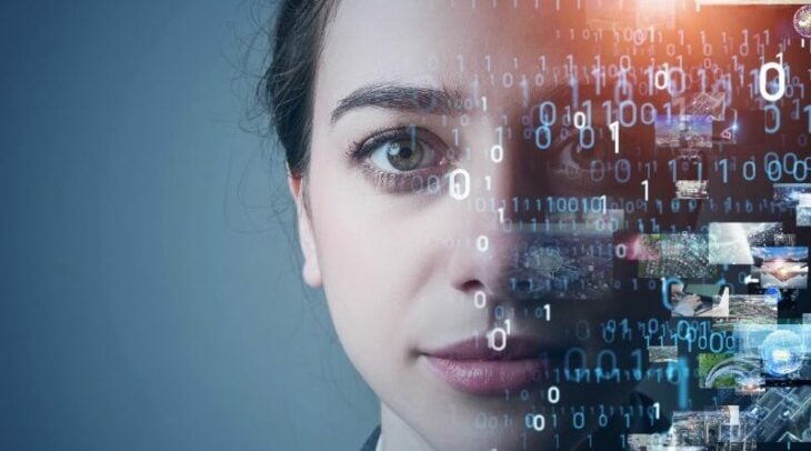 imagen que muestra el rostro de una mujer con la mitad con el código de inteligencia artificial 
