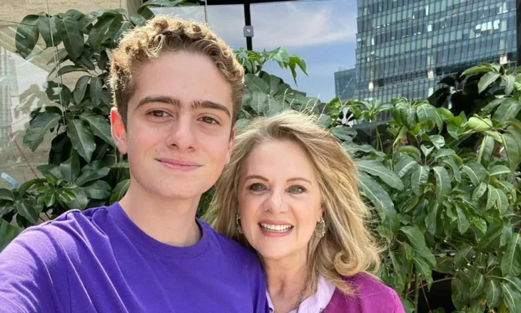 Erika Buenfil junto a su hijo Nicolás ambos sonríen en la foto están en un exterior