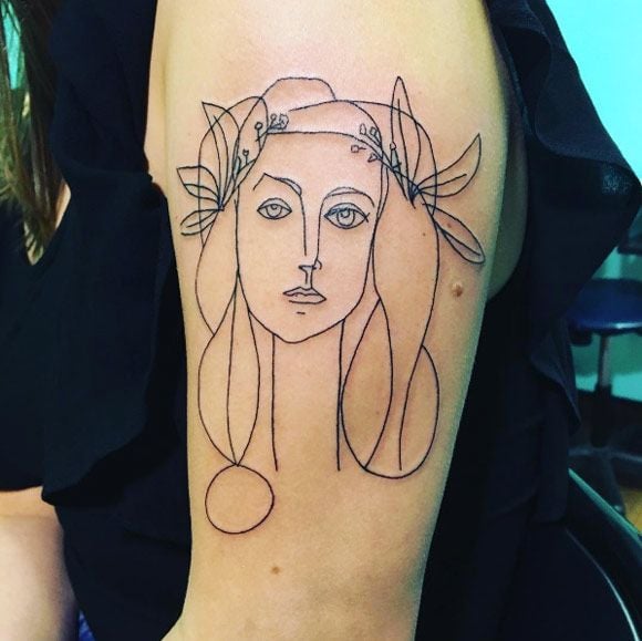 piel de una persona mostrando el tatuaje con la figura de cabeza de mujer de PAblo Picasso 
