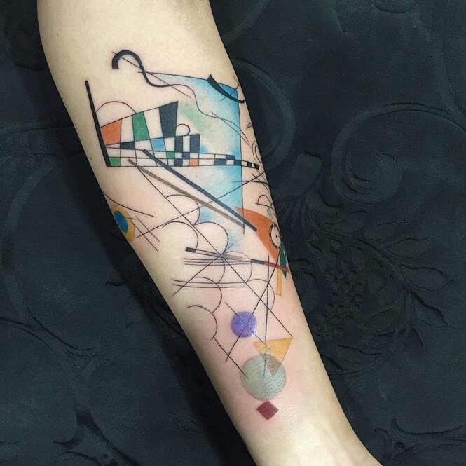 tatuaje con el diseño de El arte abstracto de Kandinsky