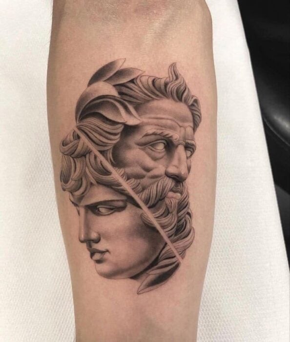 piel con un diseño de tatuaje con dos caras una de un Zeus y otra del ángel caído 