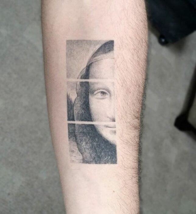 Tatuaje de una persona con el diseño de La mona lisa de Leonardo Da Vinci 