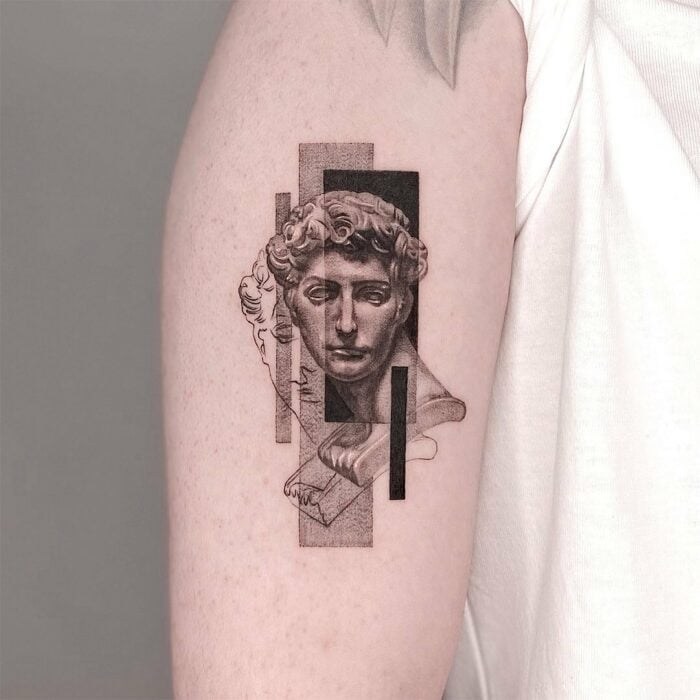 brazo de una persona que muestra un tatuaje con el diseño de un tatuaje 