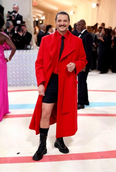 Pedro Pascal posando en la alfombra roja del Met Gala 2023