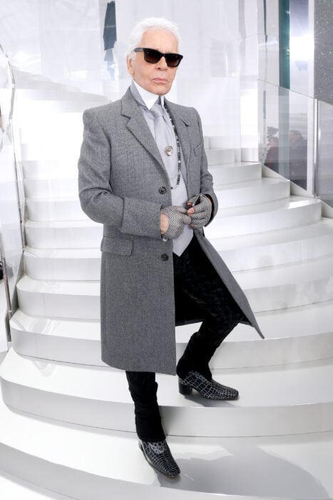 Karl Lagerfeld posando en unas escaleras 