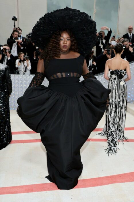 Alex Newell posando con su atuendo en el Met Gala 2023