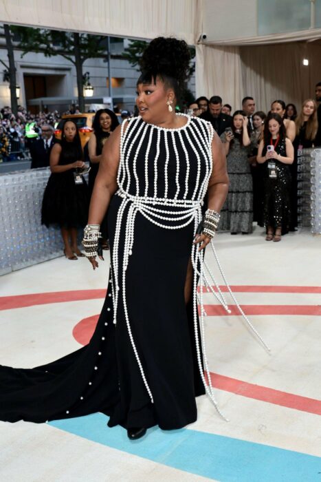 Lizzo posando en la alfombra roja del Met Gala 2023