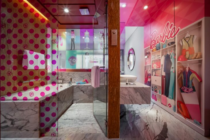 fotografía del baño de una de las habitaciones con temática de Barbie en Malasia 