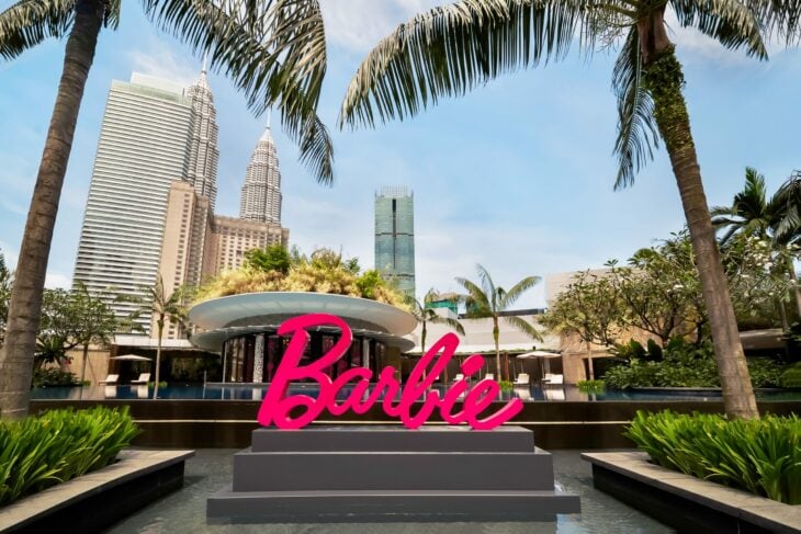 Fachada del hotel Grand Hyatt de Kuala Lumpur en Malasia con las letras de Barbie en la fachada 