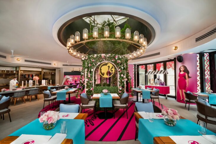 lobbi de un hotel que tiene temática de Barbie 