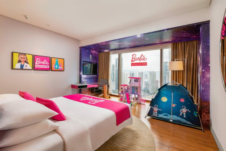 fotografía de una habitación con temática de Barbie en un hotel en Malasia