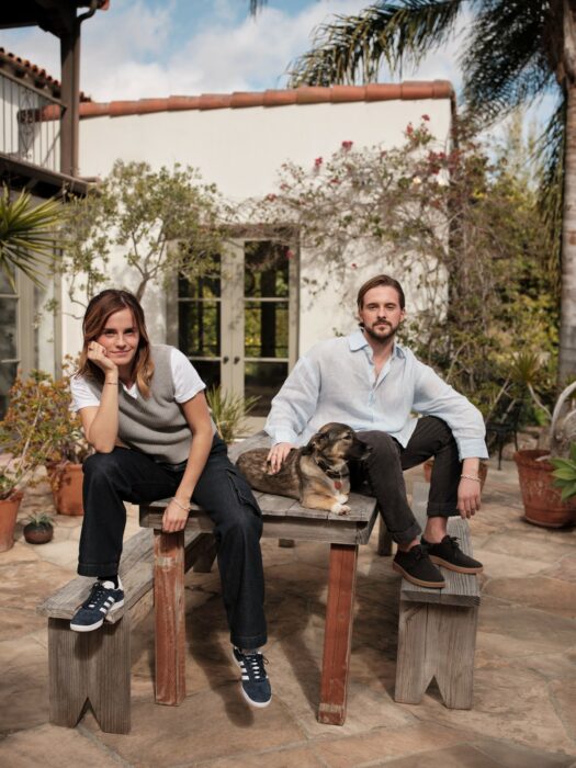 Emma Watson posando en la mesa del patio de una casa junto a su hermano menor Alex Watson 