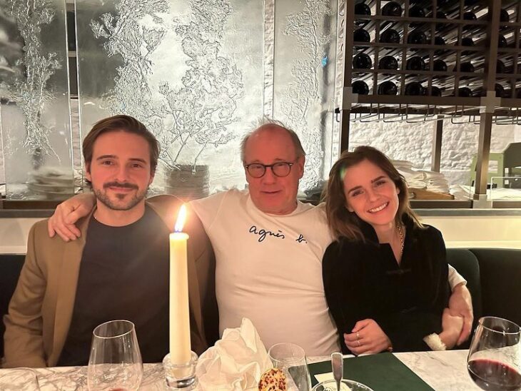 Emma Watson al lado de su padre Chris y su hermano Alex Watson a la mesa de un lugar 