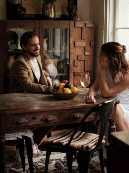 Fotografía de Emma Watson sentada a la mesa con su hermano Alex Watson 