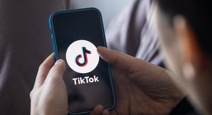 Chica mirando videos de TikTok