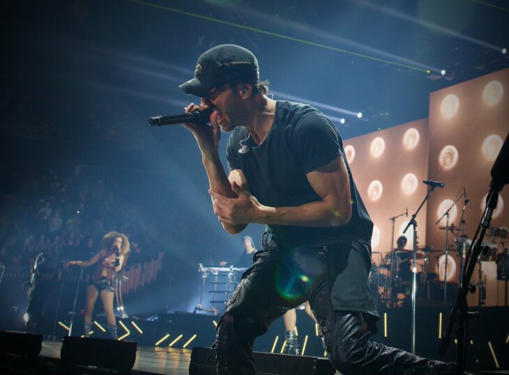 Enrique Iglesias cantando en un concierto 