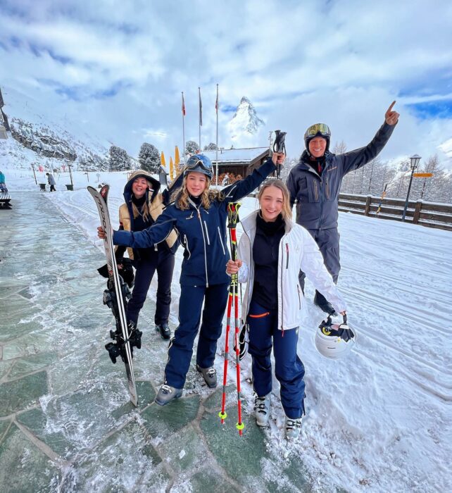 Andrea Legarreta y Erik Rubín posando en Suiza con sus hijas Nina y Mía 