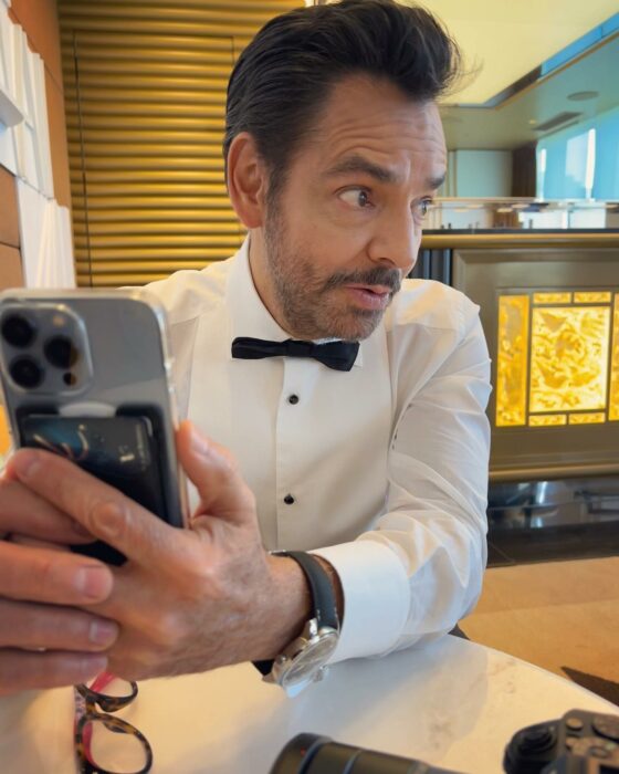 Fotografía de Eugenio Derbez con su celular al frente 