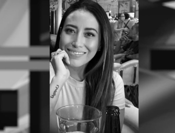 Ana Victoria Ruiz Palacios sentada en una mesa en foto blanco y negro