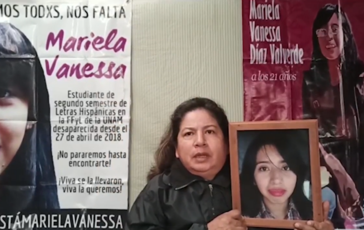 una madre buscadora Herminia Valverde muestra una foto de su hija desaparecida