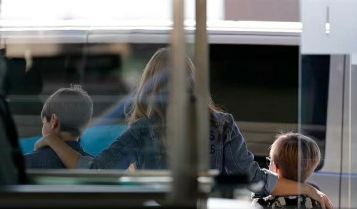 Shakira abrazando a sus hijos Milan y Sasha en el aeropuerto de Barcelona rumbo a Miami