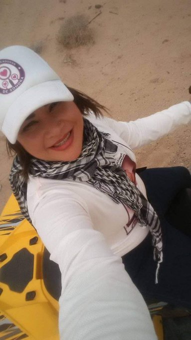 Yesenia Guadalupe Durazo en selfie con gorra y suéter blanco 