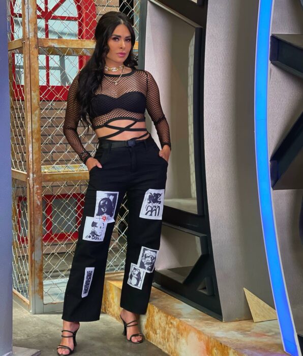 Galilea Montijo posando con un outfit en color negro en las instalaciones del programa Hoy 
