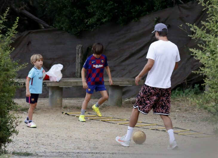 Gerard Piqué jugando al futbol con sus hijos Milán y Sasha en un parque