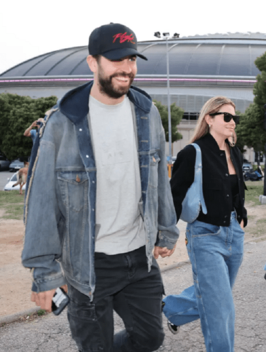 Gerard Piqué se va de concierto con Clara Chía en Barcelona ambos llevan ropa cómoda él trae una gorra puesta y ella luce lentes oscuros