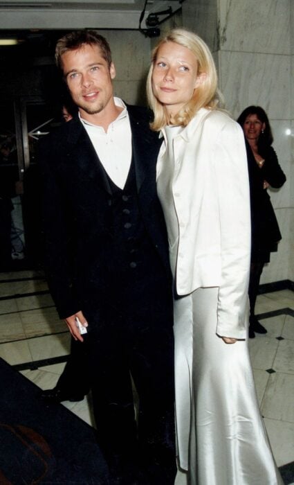 Gwyneth Paltrow posando al lado de Brad Pitt en los años 90
