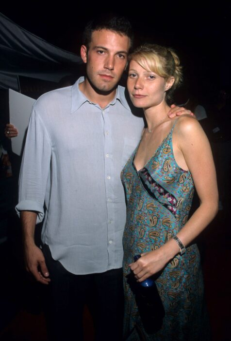 Gwyneth Paltrow posando al lado de Ben Affleck en los años 90
