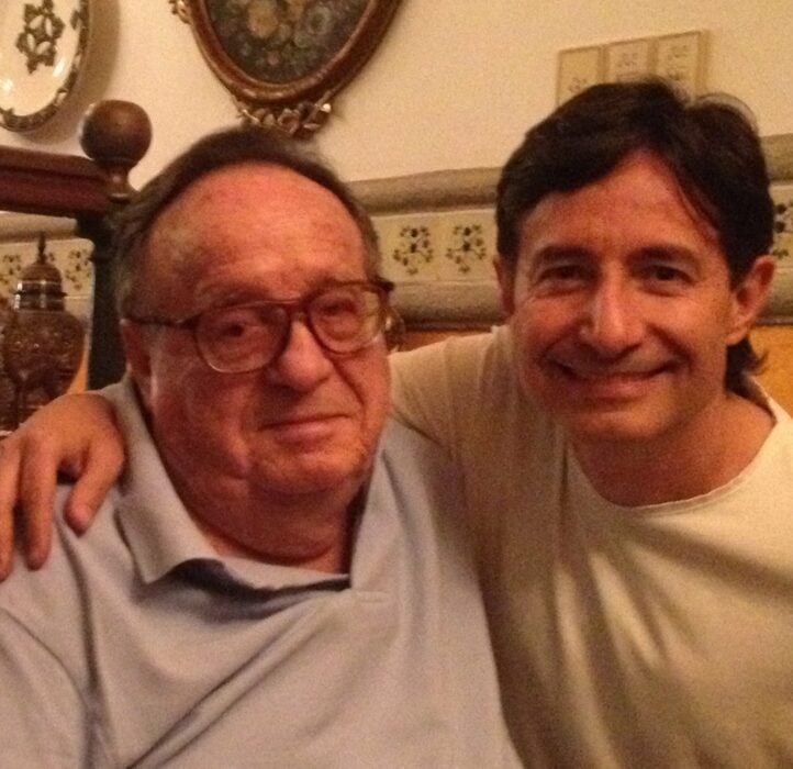 Photo of Roberto Gómez Bolaños embraced by his son Roberto Gómez Fernández 