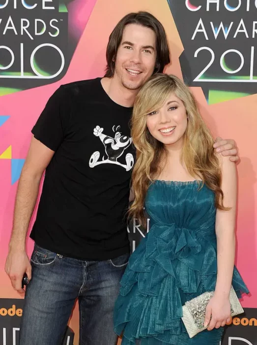 Jennette McCurdy y Jerry Trainor cuando participaban en la serie de televisión iCarly posan en una alfombra roja