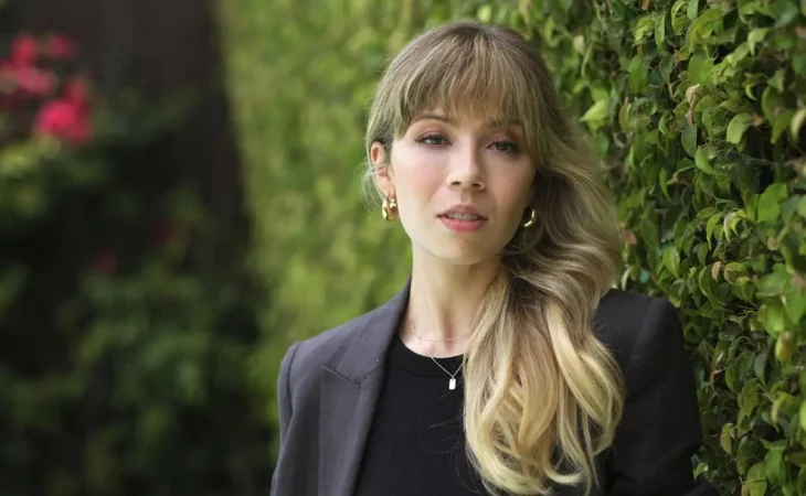 Jennette McCurdy posa en un jardín con el cabello rubio peinado a un lado 